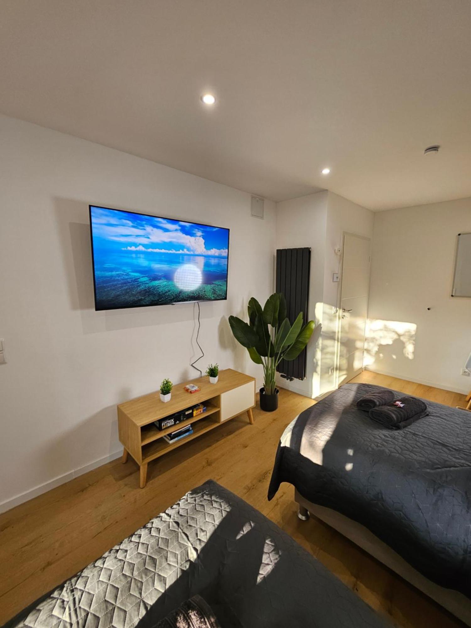 Modern Homes - Voll Ausgestatte Wohnung - Balkon - Hotelbetten - 4K Tv - Wlan Moers Exterior foto