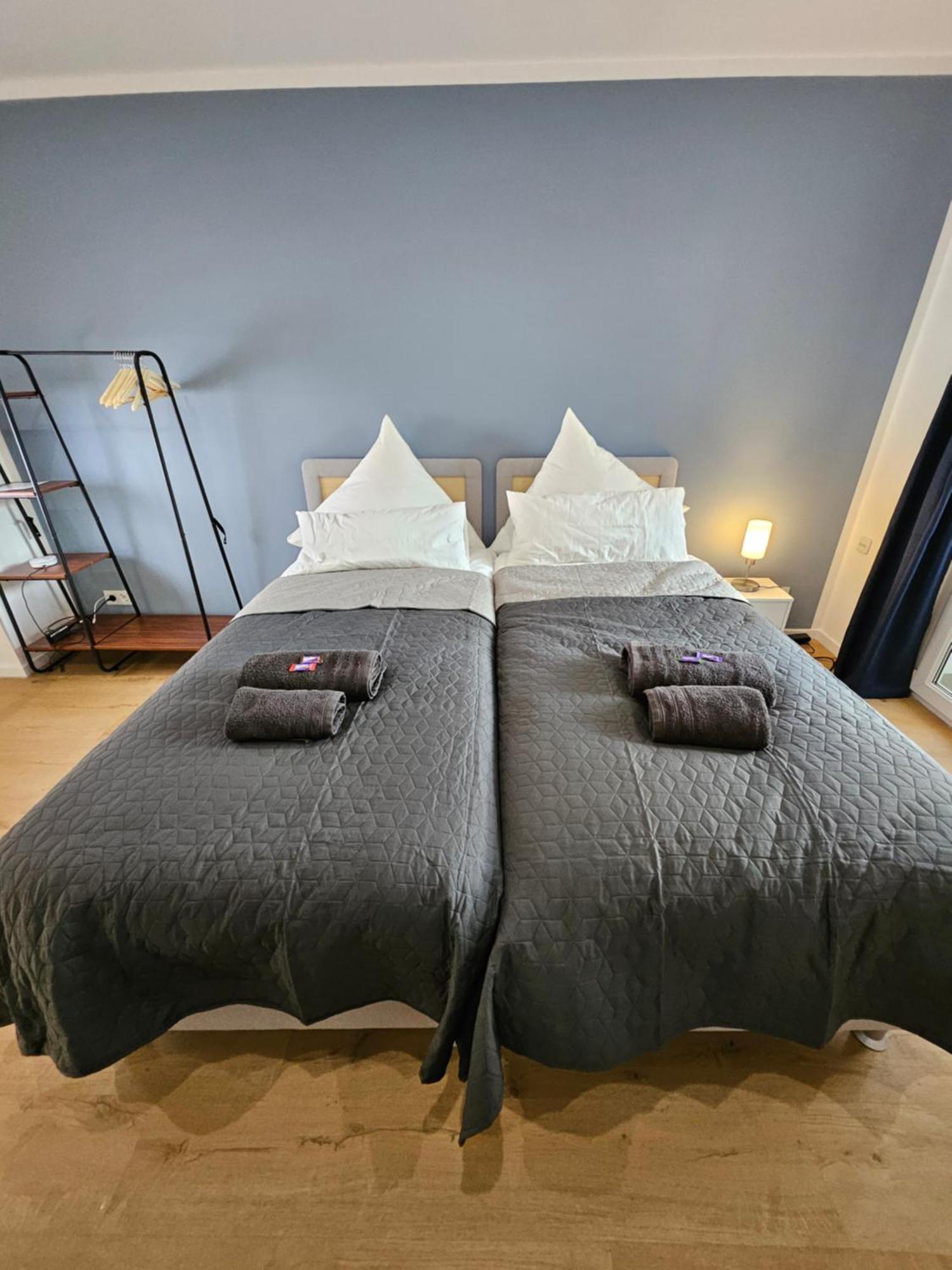 Modern Homes - Voll Ausgestatte Wohnung - Balkon - Hotelbetten - 4K Tv - Wlan Moers Exterior foto