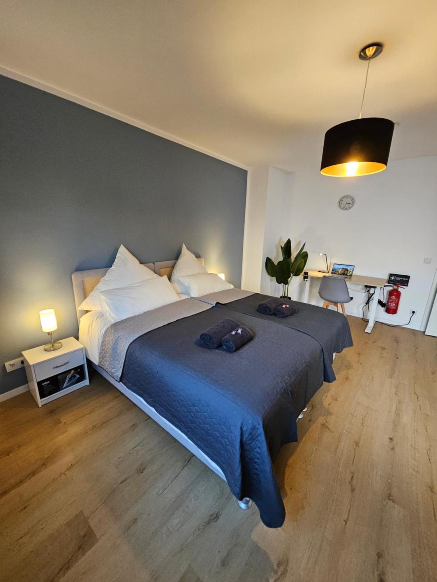 Modern Homes - Voll Ausgestatte Wohnung - Balkon - Hotelbetten - 4K Tv - Wlan Moers Exterior foto